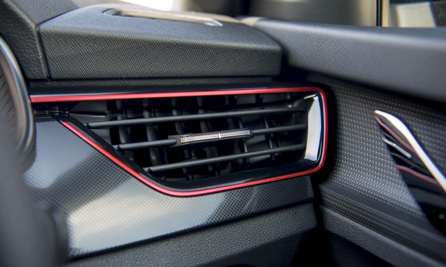 Детали интерьера Skoda Kamiq Monte Carlo 2020 года  (UK) (фото 34 из 36)